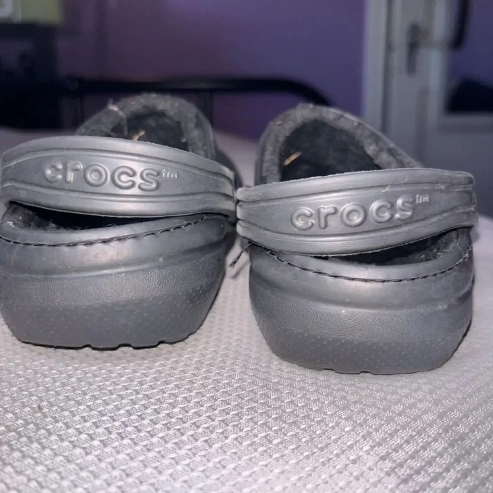 Black fleece lined fuzzy comfy cozy slip on winter Crocs clogs unisex size 11